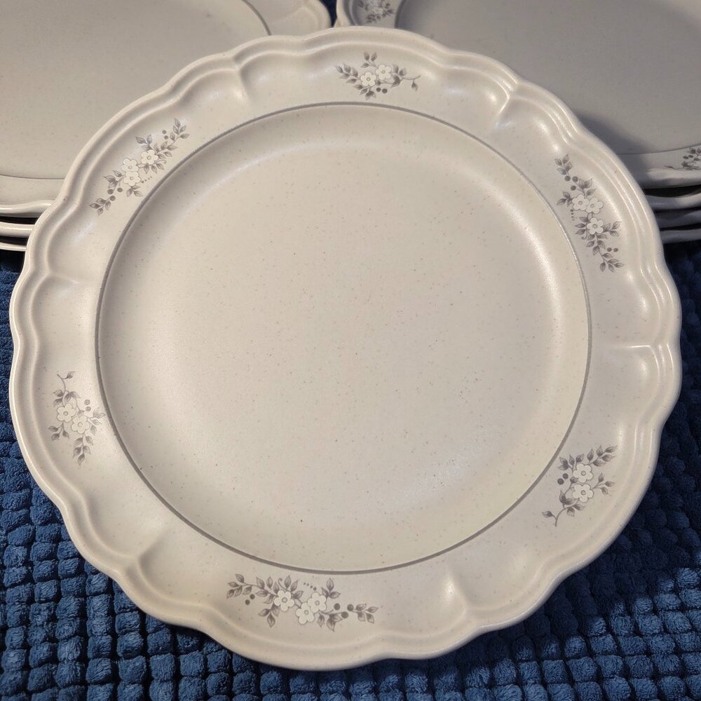 Pfaltzgraff 'Heirloom' pattern, Gray and White Flowers dinner plate